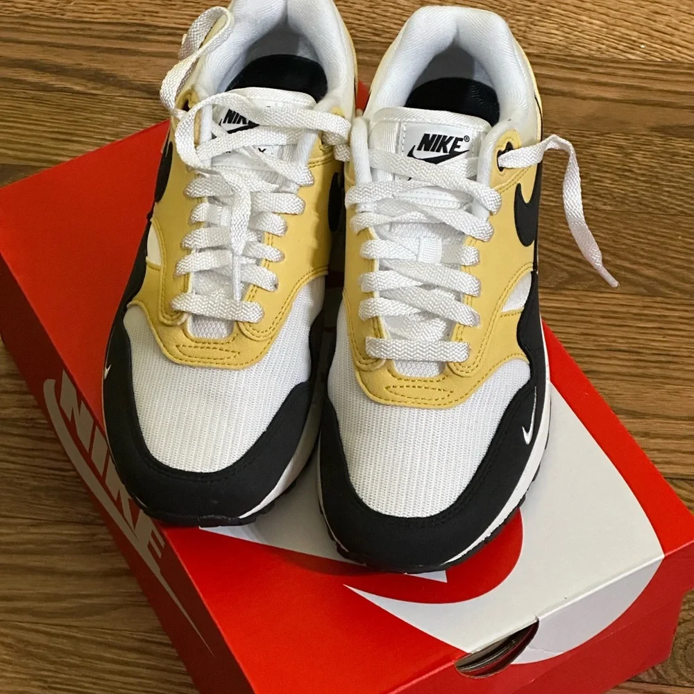 Nike Air Max 1 '87 Saturn Gold Black sneakers